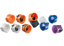 Ein Gruppenbild der KAISER Hohlwanddosen O-range®. Die Standardvariante ist orange, Schallschutzdosen blau, luftdichte Dosen lila und Halogenfreie sind über die drei Arten übergreifend weiß.