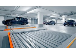 Parkhaussystem, automatische Verschiebetechnik, orange Rollenplattform, Tiefgarage, moderne Fahrzeuge