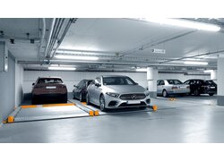 Tiefgarage, halbautomatisches Parksystem, moderne Fahrzeuge
