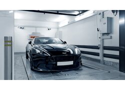 Aston Martin in automatischer Parkkabine