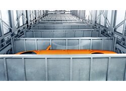 Automatisiertes Parksystem, orangefarbenes Sportfahrzeug, Metallstruktur