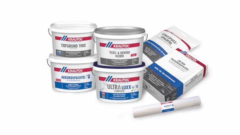 mehrere Farbbehälter, Vlies und Kartons