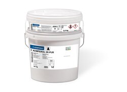 zwei übereinandergestapelte Eimer des Produkts "Kemperol 2K-PUR," bestehend aus einem 10-kg-Eimer und einem 2,5-kg-Eimer, mit Etiketten, die technische Daten, Sicherheitskennzeichnungen und Hinweise zur Abdichtung enthalten.