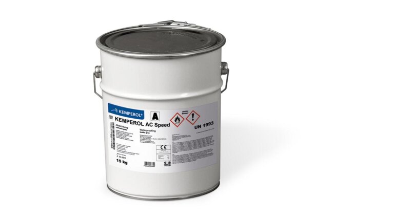  15-kg-Eimer des Produkts "Kemperol AC Speed," Komponente A, mit einem Etikett, das technische Details, Gefahrensymbole (entzündlich und reizend), die UN-Nummer 1993, Anwendungshinweise und Herstellerinformationen enthält.