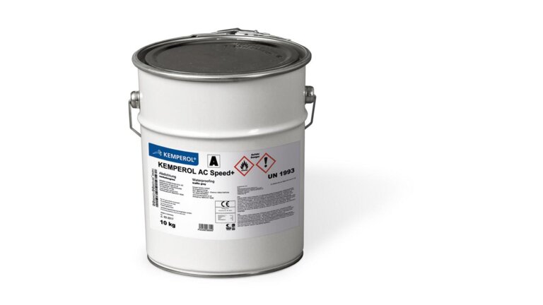 10-kg-Eimer des Produkts "Kemperol AC Speed+," Komponente A, mit einem Etikett, das technische Daten, Gefahrensymbole (entzündlich und reizend), die UN-Nummer 1993 sowie Anwendungshinweise und Herstellerangaben enthält.