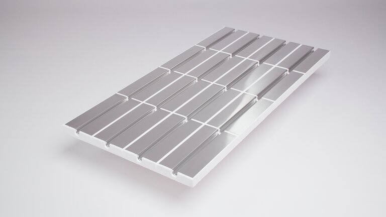 Heizsystemplatte mit Aluminium-Wärmeleitlamellen.