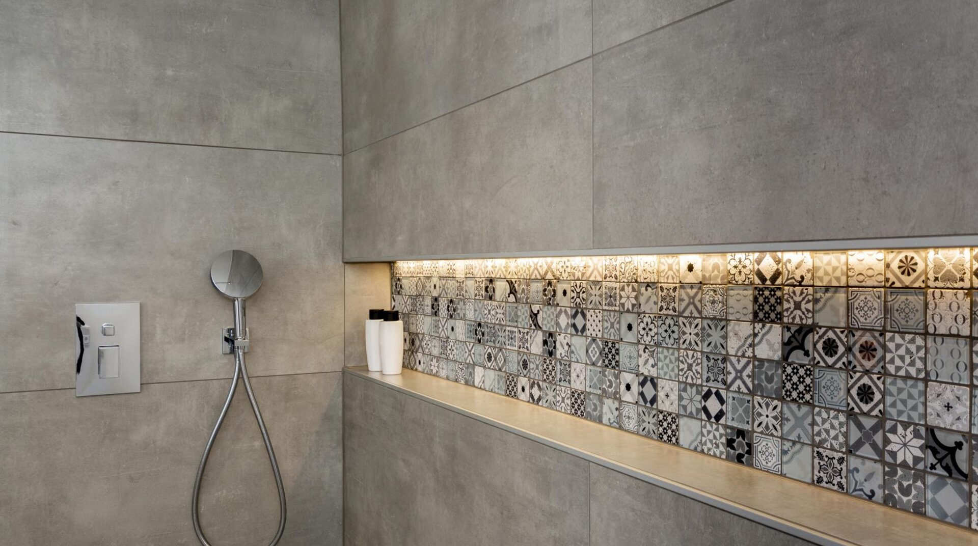 Dusche mit gemusterten Fliesen
