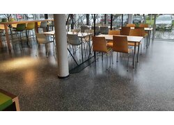 Ein offener Essensbereich mit einem Lafina Terrazzo, dunkel mit hell bepunktetem Muster