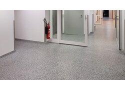 Ein Klinikbereich mit einem Lafina Terrazzo, hell mit dunkl bepunktetem Muster
