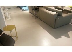 Ein Lafina Terrazzo der in einem Möbelhaus verlegt wurde. Der hellbeige Boden fügt sich sanft zwischen Sofas, Stühle und Tische ein.