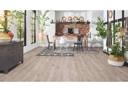 Gemütliches Esszimmer mit hellem Parkettboden und Ziegelwandakzent.