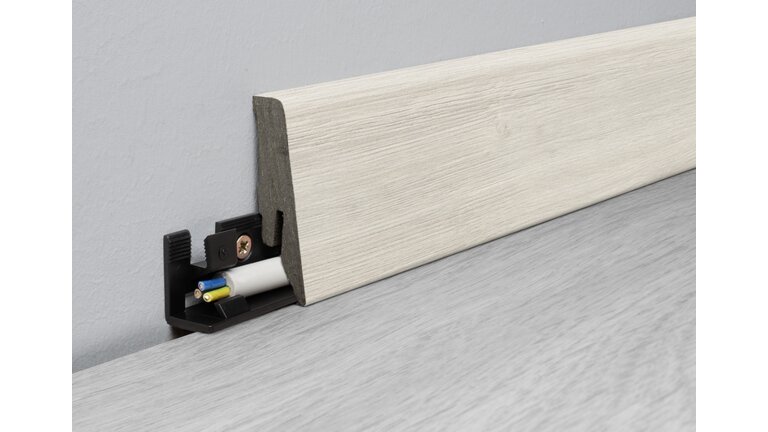 Helle Sockelleiste mit integriertem Kabelkanal und Klicksystem.
