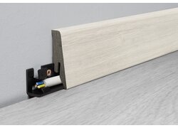 Helle Sockelleiste mit integriertem Kabelkanal und Klicksystem.