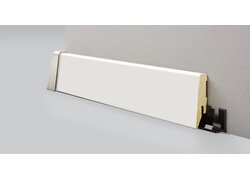 Weiße Sockelleiste mit Klicksystem vor grauer Wand.