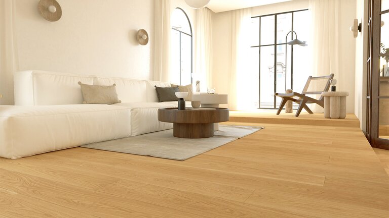 Moderner Wohnraum mit verlegtem Holzboden in heller Eichenoptik und natürlichem Tageslicht