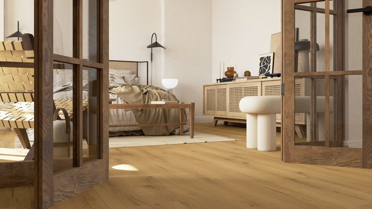 Schlafzimmer mit verlegtem hellem Holzboden, Holzmöbeln und natürlichem Tageslicht