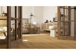 Schlafzimmer mit verlegtem hellem Holzboden, Holzmöbeln und natürlichem Tageslicht