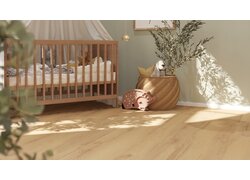 Kinderzimmer mit hellem Holzboden, Kinderbett aus Holz und natürlichem Tageslicht