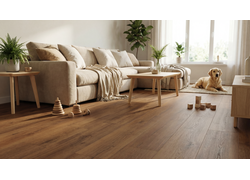 Wohnraum mit verlegtem dunklem Holzboden, Sofa, Holzmöbeln und natürlichem Tageslicht