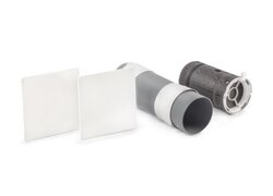 Das Bild zeigt ein Lüftungsgerät von Leaf Ventilation, bestehend aus mehreren Komponenten. Vorne liegen zwei quadratische weiße Abdeckblenden, dahinter folgt ein graues Lüftungsrohr mit weißen Manschetten. Rechts ist das technische Modul mit Ventilator und Filtereinheit sichtbar. Die Anordnung verdeutlicht den Aufbau des Systems, das für die dezentrale Wohnraumlüftung mit Wärmerückgewinnung eingesetzt wird. Der Hintergrund ist weiß.