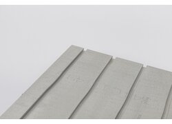 Gefräste Bodenplatten mit Kanälen zur Verlegung einer Fußbodenheizung.