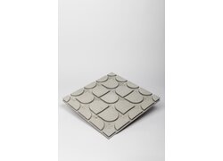 Quadratische Bodenplatte mit mehreren halbkreisförmigen Elementen zur Führung von Heizrohren einer Fußbodenheizung.