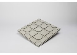 Quadratische Trockenbauplatte mit halbkreisförmigen Elementen zur Führung von Heizrohren einer Fußbodenheizung.