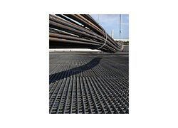 Betonstahl Stäbe an einem Kran Seil montiert und Baustahlmatten liegend und auf der Baustelle