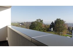 Fenorm Aluminium Mauerabdeckungen im Bereich eines Balkons.
