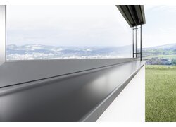 Elegante Aluminium-Fensterbank mit weitem Landschaftsblick.