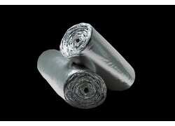 Zwei Rollen reflektierende Isolierfolie auf Schwarz.