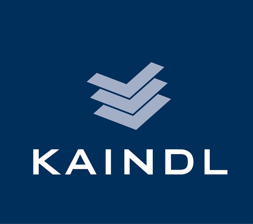 Logo von Kaindl, mit einem dunkelblauen Hintergrund und einem weißen, gestapelten V-förmigen Symbol, ergänzt durch den Text "KAINDL" in weißer Schrift.