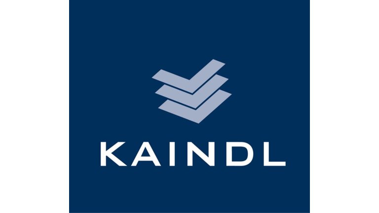 Logo von Kaindl, mit einem dunkelblauen Hintergrund und einem weißen, gestapelten V-förmigen Symbol, ergänzt durch den Text "KAINDL" in weißer Schrift.