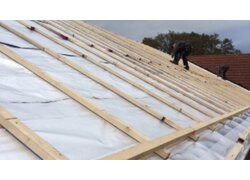 Alukaschierte Dachbahn unter Holzlattung montiert