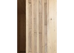 Nahaufnahme der Schichten von verleimtem Brettsperrholz.