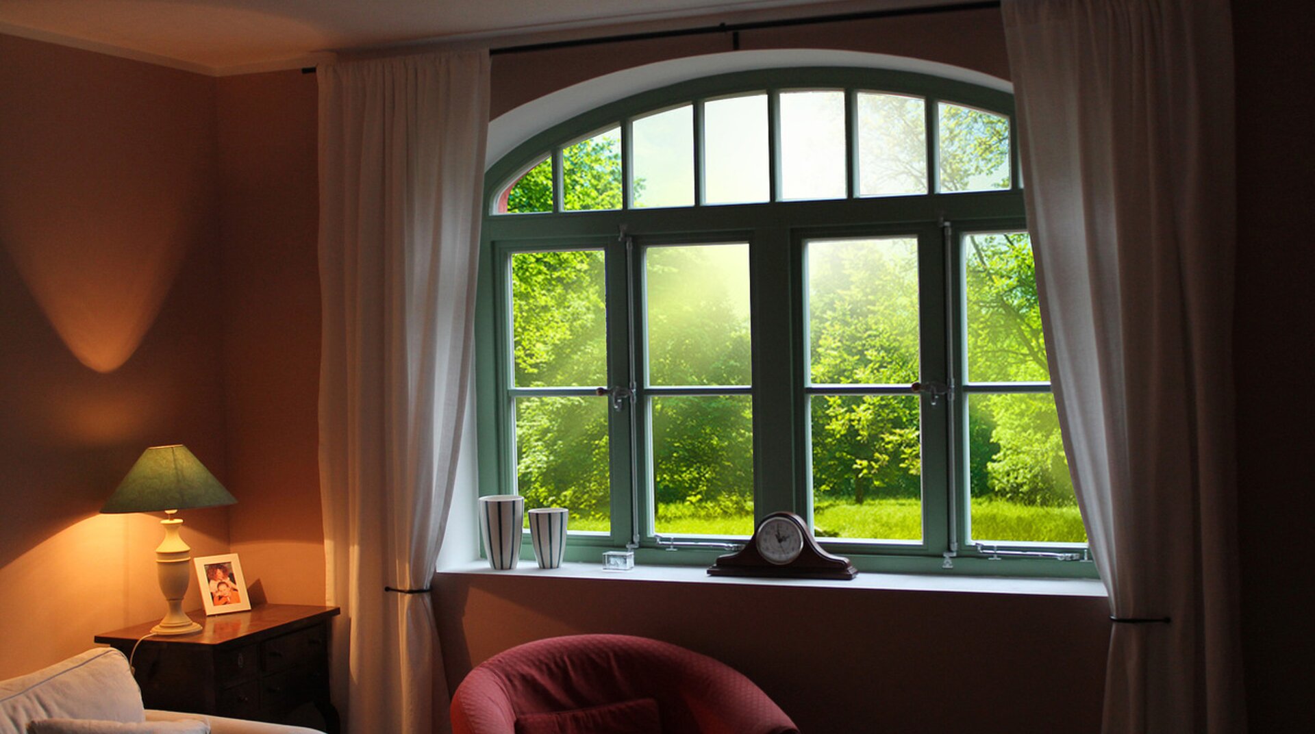 Einfamilienhaus in Bestensee, Wohnraum, Blick hinaus in den Garten