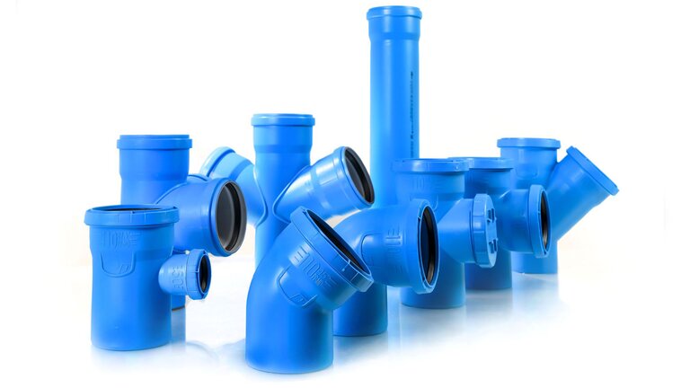 Diverse dBlue Anschlüsse und Rohre aufgereiht