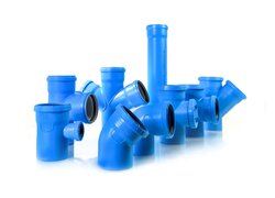 Diverse dBlue Anschlüsse und Rohre aufgereiht