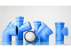 dBlue Rohrsystembauteile aufgereiht