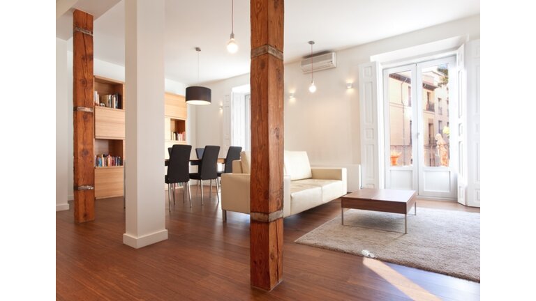 Helles Wohnzimmer mit Holzboden und Balken.