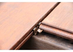 Holz-Dielen mit verdeckter Befestigung.