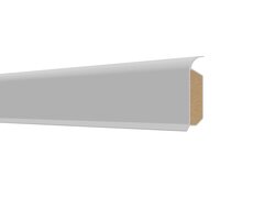 Weiße Sockelleiste mit MDF-Kern und geschwungener Oberkante.