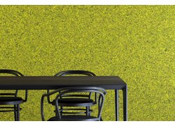 Schwarzer Tisch vor grün-gelber Naturwand