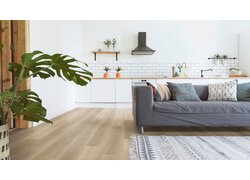 Wohnzimmer mit offenem Küchenbereich und Holzfußboden.