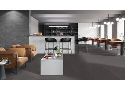 Moderne Lounge mit Barbereich und eleganten Stühlen.