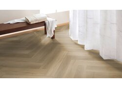 Holzparkettboden mit Bank und Vorhang.