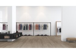 Modegeschäft mit Kleidung und Holzfußboden.