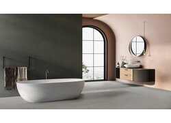 Modernes Badezimmer mit freistehender Badewanne und Fenster.