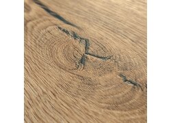 Nahaufnahme einer hellbraunen Holzmaserung mit Ast.