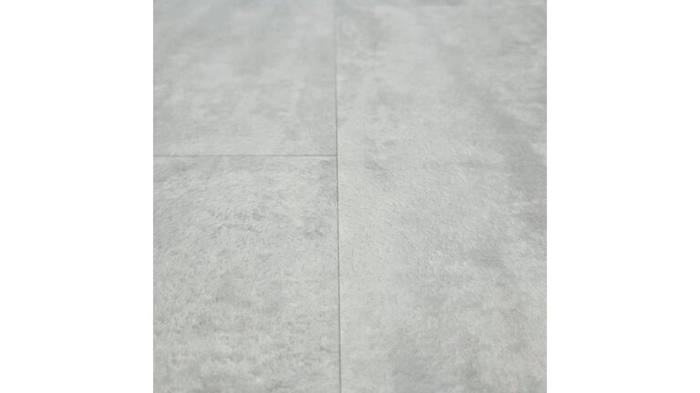 Vinylboden  SPC  Klickvinyl in Steinoptik Hauptbild Nahaufnahme einer grauen Bodenfliese mit matter Betonoptik.